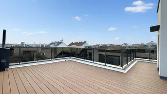 Geräumige Dachterrasse mit Holzboden und Glasgeländer bietet einen weiten Blick über die Stadt.