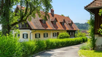 Expose Historisches Anwesen hochklassig modernisiert 
 - idyllisch umgeben von Weinbergen -