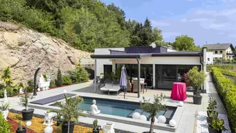 Expose Design trifft Weitblick: Moderner Bungalow mit Pool in Stadtrandlage