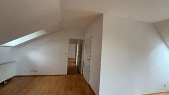 Expose Große Dachgeschosswohnung mit 2 Stellplätzen und kleinem Balkon im Zentrum von Baden