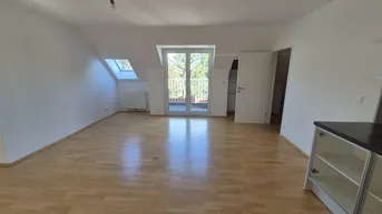 Expose Große Dachgeschosswohnung mit 2 Stellplätzen und kleinem Balkon im Zentrum von Baden