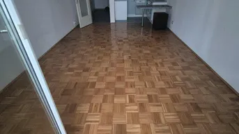 Expose Einzimmerwohnung mit Wintergarten im 4. Stock und Garagenstellplatz