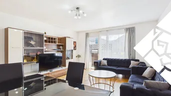 Helles Wohn- und Esszimmer mit modernem Mediamöbel, bequemen Sofas und Zugang zum Balkon.
