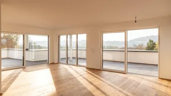 Helles, geräumiges Zimmer mit Holzboden und großen Schiebetüren zur Terrasse mit Weitblick.