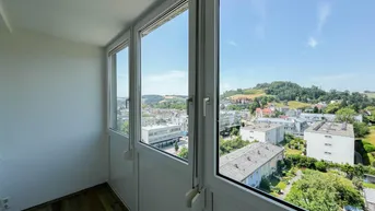 Expose Wohnen mit Aussicht: Helle 2-Zimmer-Wohnung im 7. Stock mit Fernblick