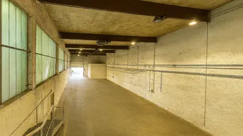 Expose Große Lagerhalle mit Büro in Betriebsbaugebiet – mit Genehmigung für „Schlosserei“, Nähe Wels