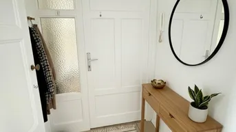 Expose WG fähig: Attraktives 2,5-Zimmer-Domizil in Kapellenstraße: Neu saniert, zentrale Lage, Haustiere willkommen!