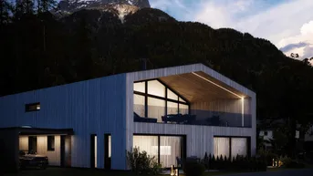 Moderne Architektur mit Holzfassade und großen Glasflächen vor beeindruckender Bergkulisse bei Dämmerung.