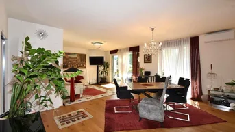 Helles, offenes Wohn-Esszimmer mit Holzboden, großem Esstisch und Zugang zu den Fenstern.