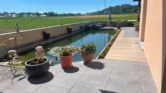 Expose Luxuriöses Wohnen...Traumhafte EG-Wohnung mit Pool und Teich ‍♀️ 