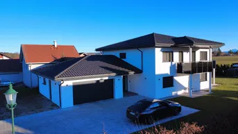 Expose Neuwertiges Einfamilienhaus in Pfaffstätt: 5 Zimmer, Garten &amp; Balkone zum Wohlfühlen!