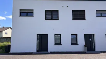 Expose Neuwertige Doppelhaushälfte in Burgkirchen: Ihr neues Zuhause mit Garten und Terrasse!