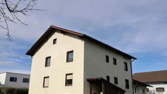 Expose Großes Zweifamilienhaus auf 1375 m² in Pucking