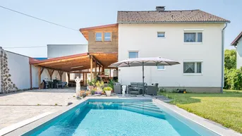 Expose Ihre Lebenschance: Charmantes Zweifamilienhaus mit Pool &amp; Gartenparadies!