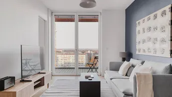 Helles Wohnzimmer mit modernem Sofa, Holzboden und Zugang zu einem Balkon mit Stadtblick.