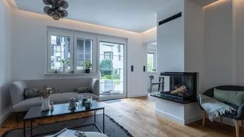Helles Wohnzimmer mit modernem Kamin, Holzboden und Zugang zum Gartenbereich.