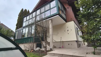 Expose Gediegenes Mehrfamilienhaus in Salzburg mit Garten, Pool und viel Platz!