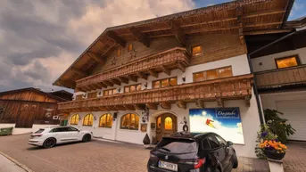 Expose Top-Investment mit verschiedenen Nutzungsmöglichkeiten .Gepflegtes traditionelles Appartementhaus mit großer Betreiberwohnung !