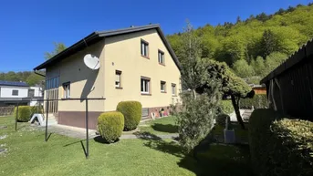 Expose Einfamilienhaus: Großer Garten, Tiefgarage &amp; zwei Carports!