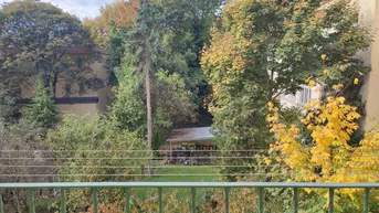 Expose Schöne Altbau Etagen-Wohnung mit blick in den Herbstlichen Innenhof!
