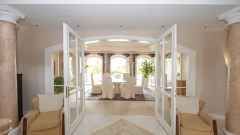 Expose Zeitlose Eleganz: Villa mit Tiefgarage, Spa und wunderbarem Weitblick
