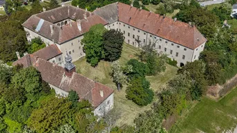 Expose Historisches Renaissanceschloss mit Potenzial - der perfekte Ort um Träume wahr werden zu lassen