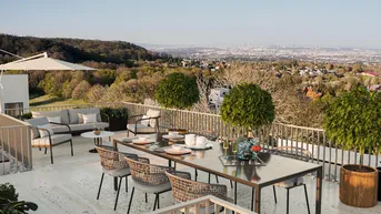 Große Dachterrasse mit Esstisch, Lounge-Bereich und weitem Blick über die Stadt und die umliegende Landschaft.