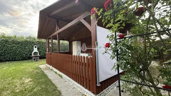 Expose Traumhaftes Freizeitgrundstück in Pucking – Eigengrund und Gartenhaus für nur 80.000 €!