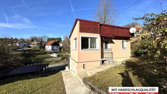 Expose MODERNISIERTES KLEINWOHNHAUS AUF 700M²: bezugsfertig, 2 Zimmer, Küche, Bad, WC, Keller, ruhige Siedlungslage.