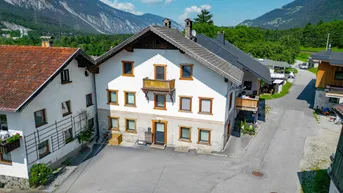 Expose Charmantes und vielseitig nutzbares Hofanwesen mit großzügiger Freifläche, Teich, sowie ausbaubarem Dachboden in ruhiger Lage von Roppen zu verkaufen!