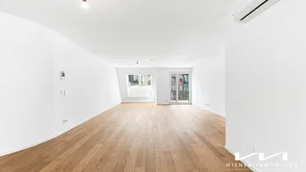 Helles, leeres Zimmer mit Holzboden und Dachschrägenfenstern, bereit zur individuellen Gestaltung.