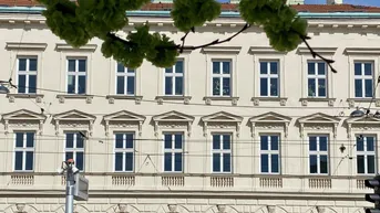 Expose 75m² Altbauwohnung: 2-Zimmer, Keller &amp; Lift für 329.000 €
