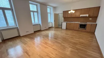 Expose SINGLE-/ PÄRCHENWOHNUNG IN SCHÖNEM ALTBAU - MIT LIFT