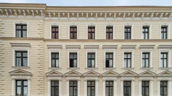 Expose 1180 Wien | ECK-ZINSHAUS 1.038 m² detailreiche Stuckelemente | DG-Potenzial 468m² | Nähe U6