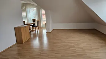 Expose Helle 2-Zimmer Dachgeschosswohnung mit Aufzug und Tiefgarage