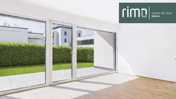 Helles Wohnzimmer mit großen Fensterfronten, die Zugang zu einer Terrasse und einem gepflegten Garten bieten.