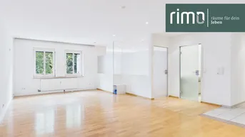 Helles und geräumiges Wohnzimmer mit Parkettboden und großen Fenstern, bereit zur individuellen Gestaltung.