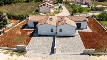 Expose Haus BARBAN, Kožljani - Doppelhaus (rechter Teil). Ökologischer Ort, 15 Minuten vom Meer entfernt. Bezugsfertig – Sommer 2025.