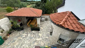 Expose Haus Wir verkaufen ein Haus mit mehreren Apartments und einem Pool.