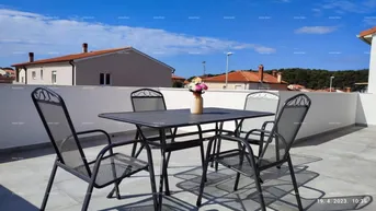 Expose Wohnung In Pula steht eine schöne Wohnung mit großer Terrasse zum Verkauf