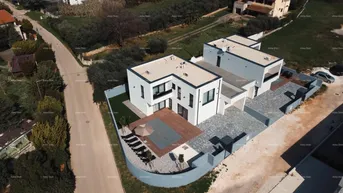 Expose Haus Verkauf eines neu gebauten, modernen zweistöckigen Hauses mit Swimmingpool in unmittelbarer Nähe zum Meer, Pomer!