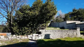 Expose Haus Pula! Ein Haus mit zwei Wohnungen und einem großen Garten.