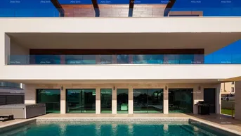 Expose Haus Moderne Villa mit Pool und Meerblick in Premantura