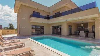 Expose Haus ZU VERKAUFEN: Moderne freistehende Villa in der Nähe von Pula – Loborika.