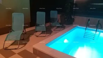 Expose Haus Peroj – Haus mit drei Wohnungen und einem Swimmingpool