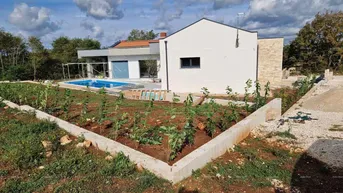 Expose Haus In der Nähe von Rovinj steht ein modernes, elegantes einstöckiges Haus mit Swimmingpool zum Verkauf