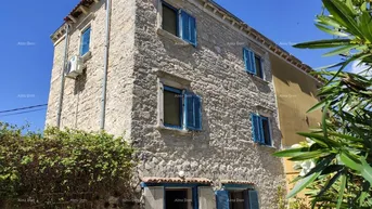 Expose Haus Renoviertes Doppelhaus aus Stein, 300 Jahre alt.