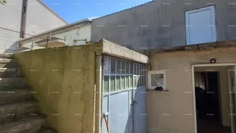 Expose Haus Pula! Erdgeschosswohnung mit großem Garten und Terrasse.