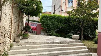 Expose Haus Pula! Die Hälfte des Hauses mit einer Garage und einem Garten in der Mitte
