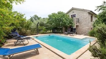 Expose Haus Marćana. Zwei Steinhäuser mit Swimmingpool.